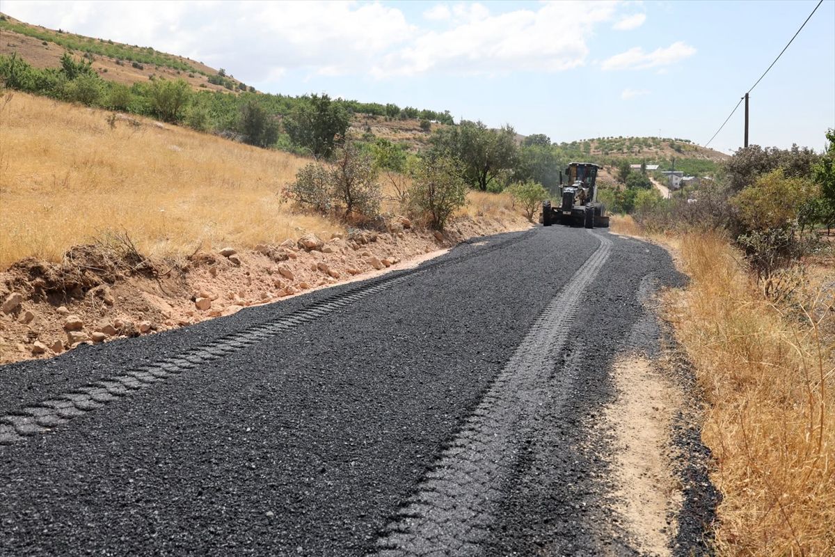 Elazığ'da Gökbelen köyü yolunda asfaltlama çalışması başlatıldı