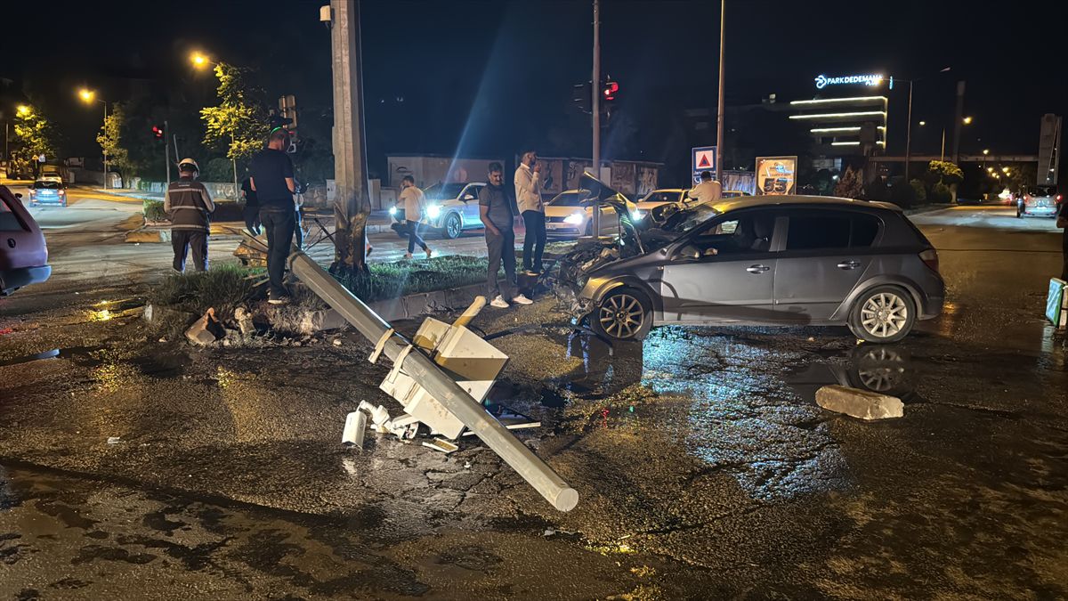 Elazığ'da Motosiklet ve Otomobil Çarpıştı: 5 Yaralı