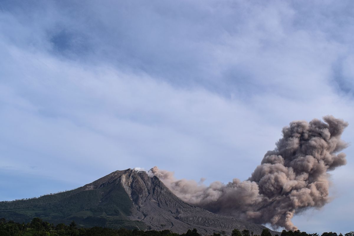 Sinabung Yanardağı Faaliyete Geçti: Küller Şehri Kapladı