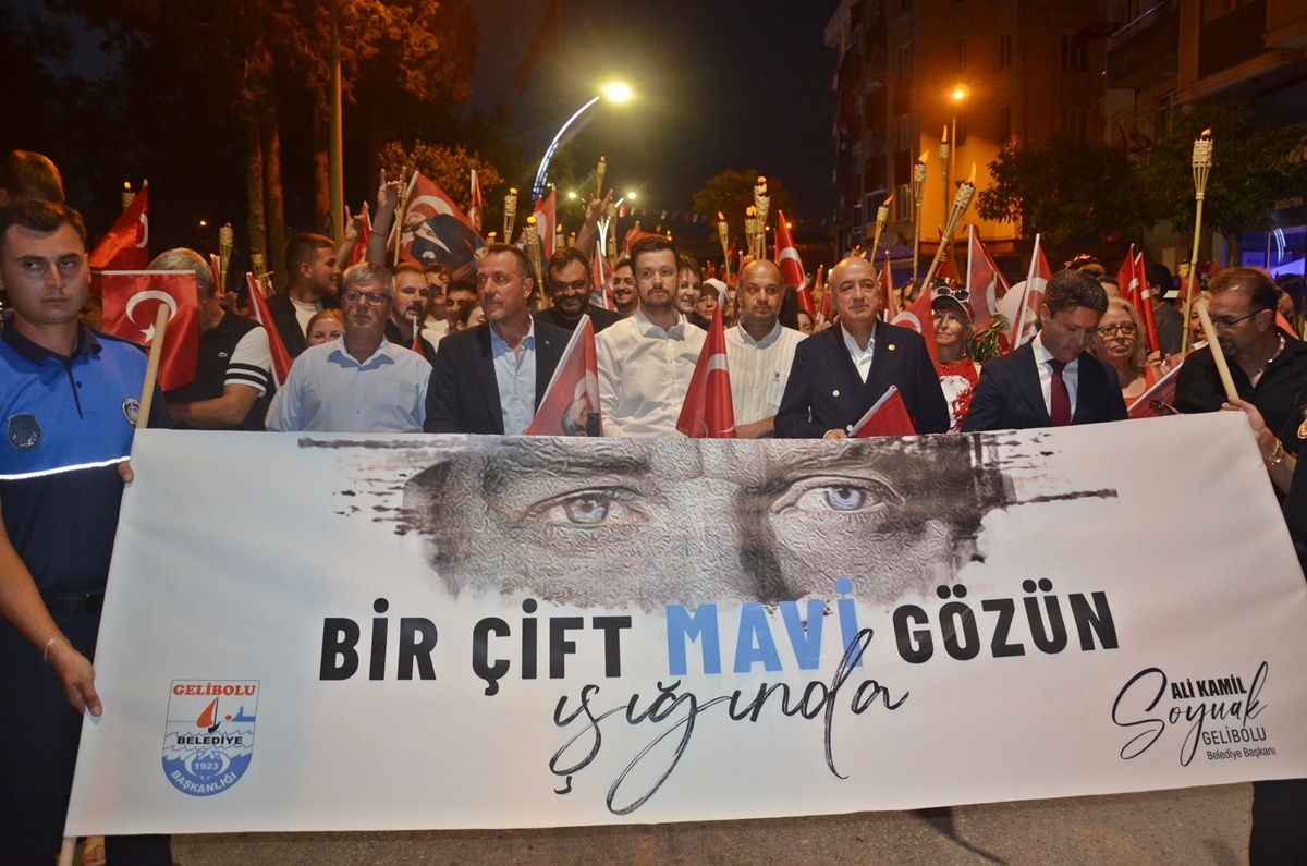 Gelibolu'da Zafer Bayramı Fener Alayı Coşkusu
