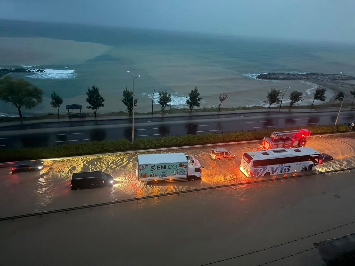 Giresun'da sağanak sahil yolunu su altında bıraktı