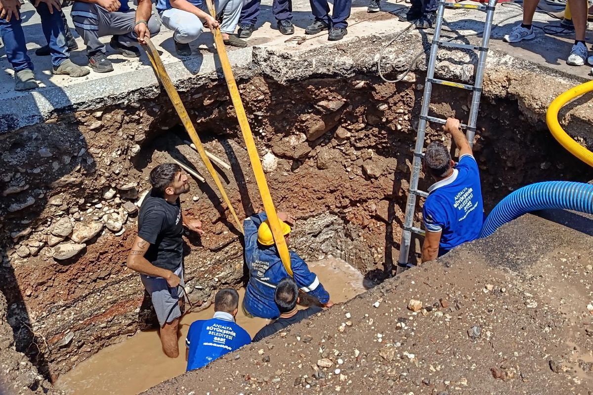 Göçük, işçiyi bir anda yuttu! Belinden aşağısı yerin altına gömüldü