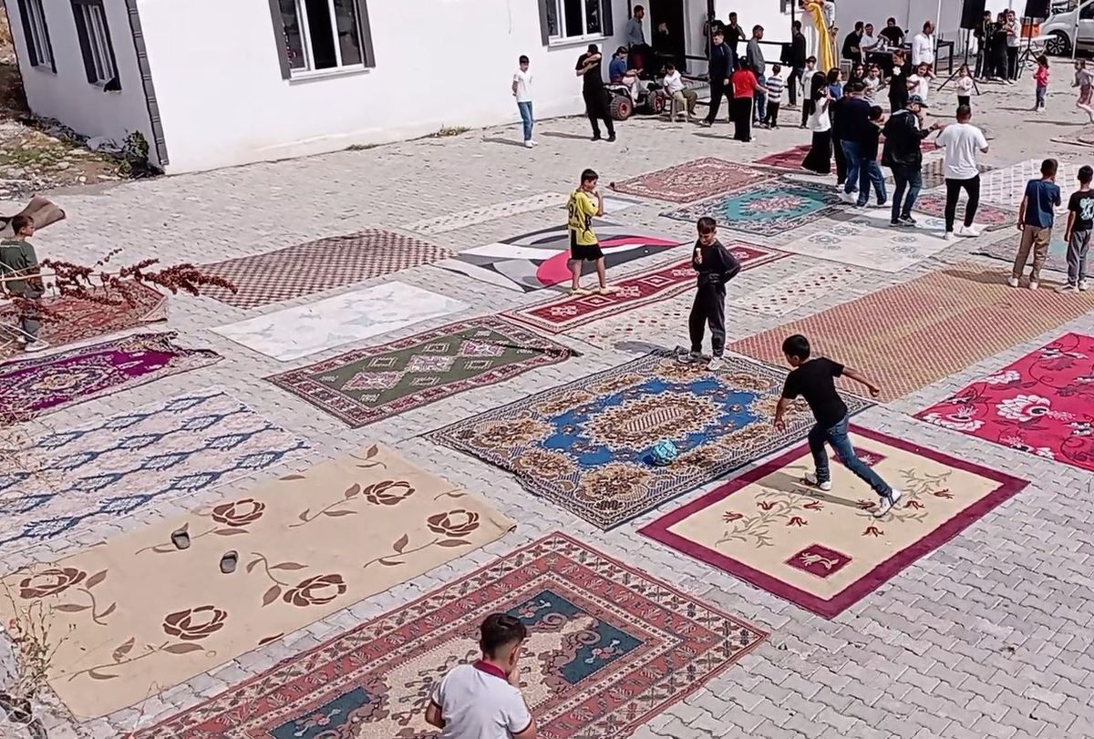Çocuklar halı ve kilimlerden kendi sahalarını yaptı