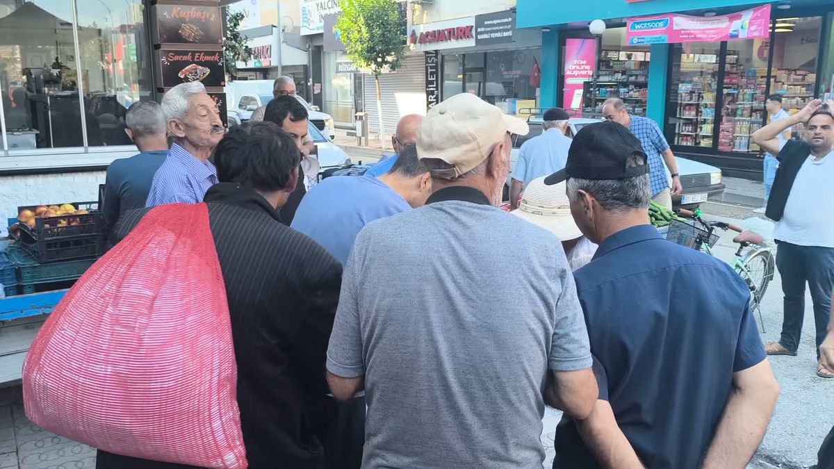 Kadirli'de hayırseverin börek dağıtımına yoğun ilgi