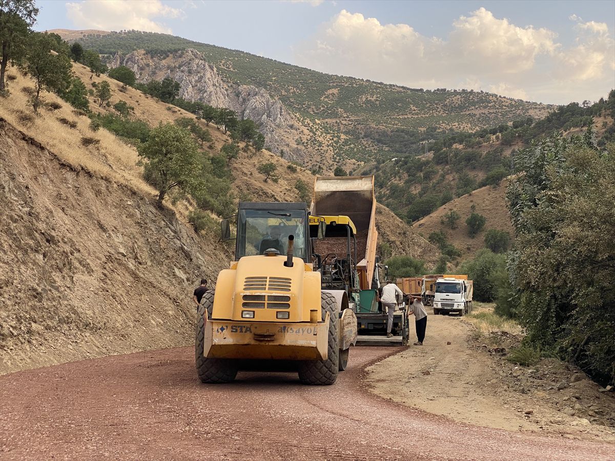 Hizan'da köy yolu çalışmaları sürüyor