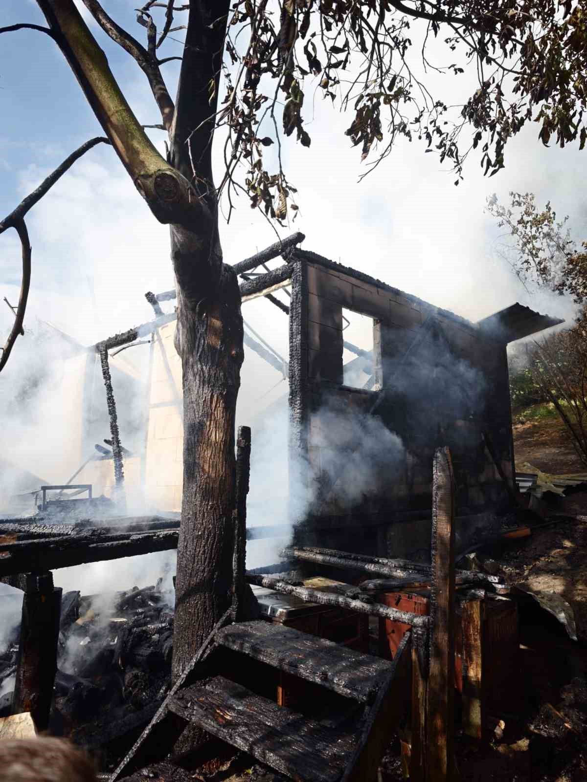İnegöl'de Baraka Yangını: Kullanılamaz Hale Geldi