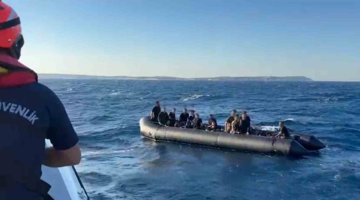 İzmir açıklarında 67 düzensiz göçmen yakalandı ve kurtarıldı