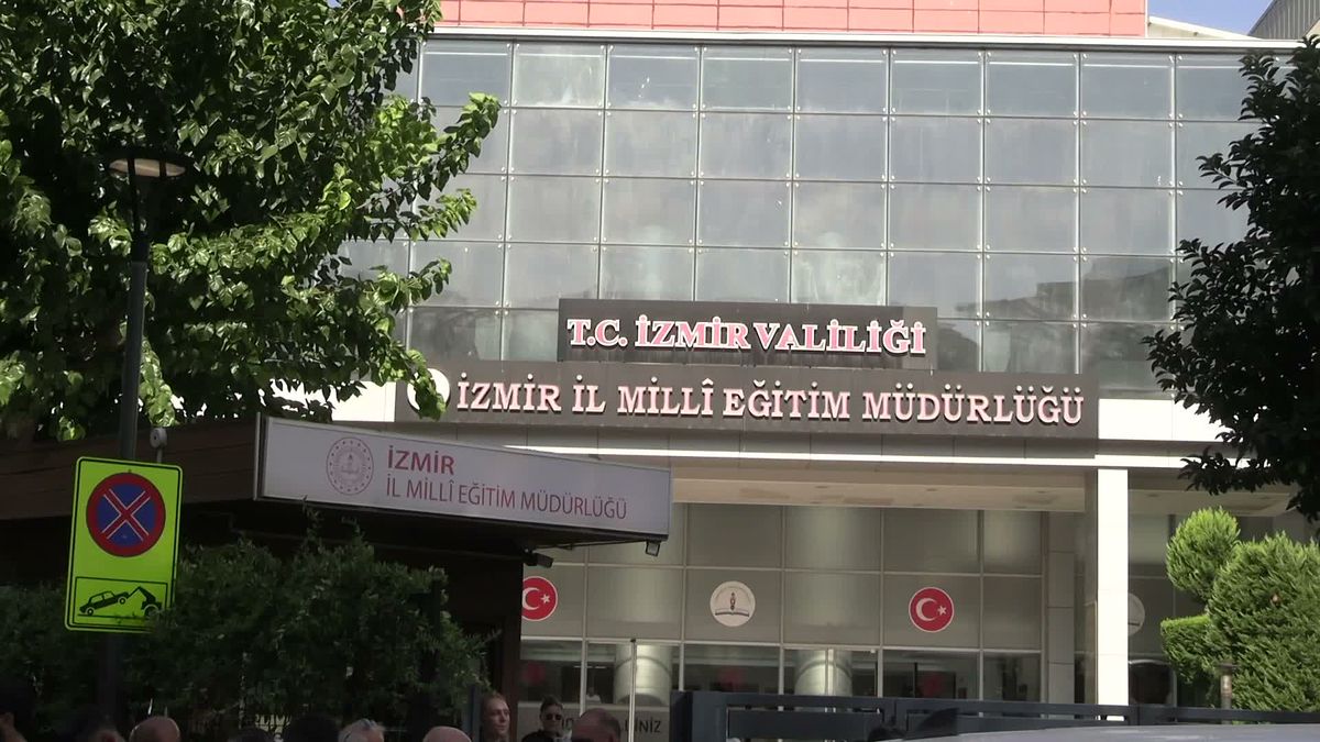 İzmir'de Velilerden Okul Taşıma Kararına Tepki