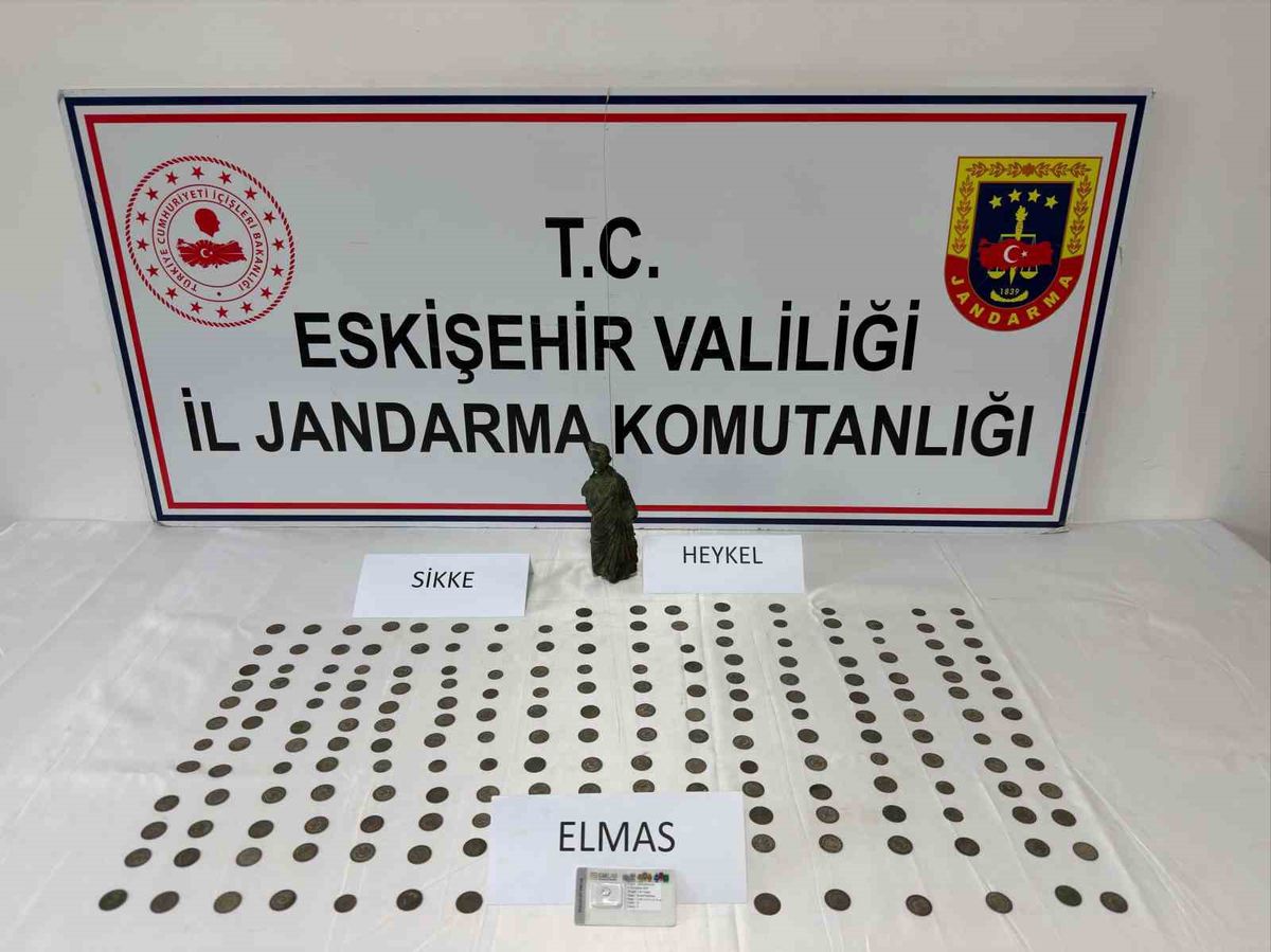 Eskişehir'de Tarihi Eser Operasyonu: 1 Elmas, 1 Heykel ve 194 Bronz Sikke Ele Geçirildi