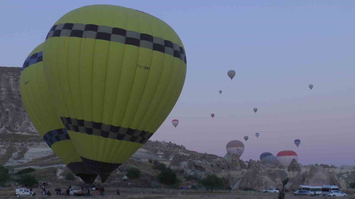 Kapadokya'da Olumsuz Hava Şartları Balon Uçuşlarını 3 Gündür Durdurdu
