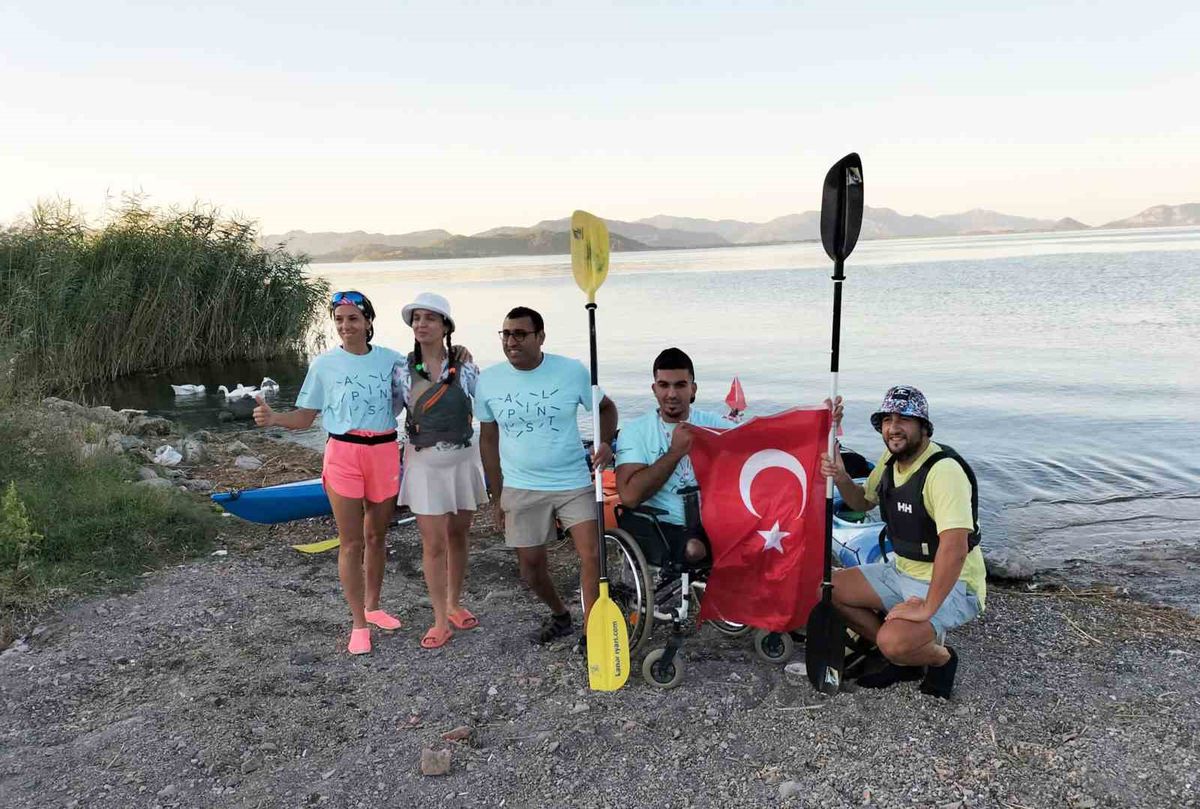 Mavi Vatan projesi Köyceğiz Gölü'nde barış için kürek çekti