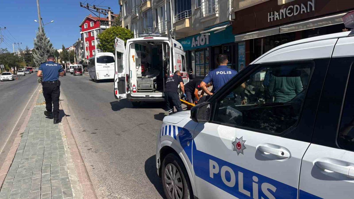 Park Halindeki Araca Motosiklet Çarptı: 2 Yaralı
