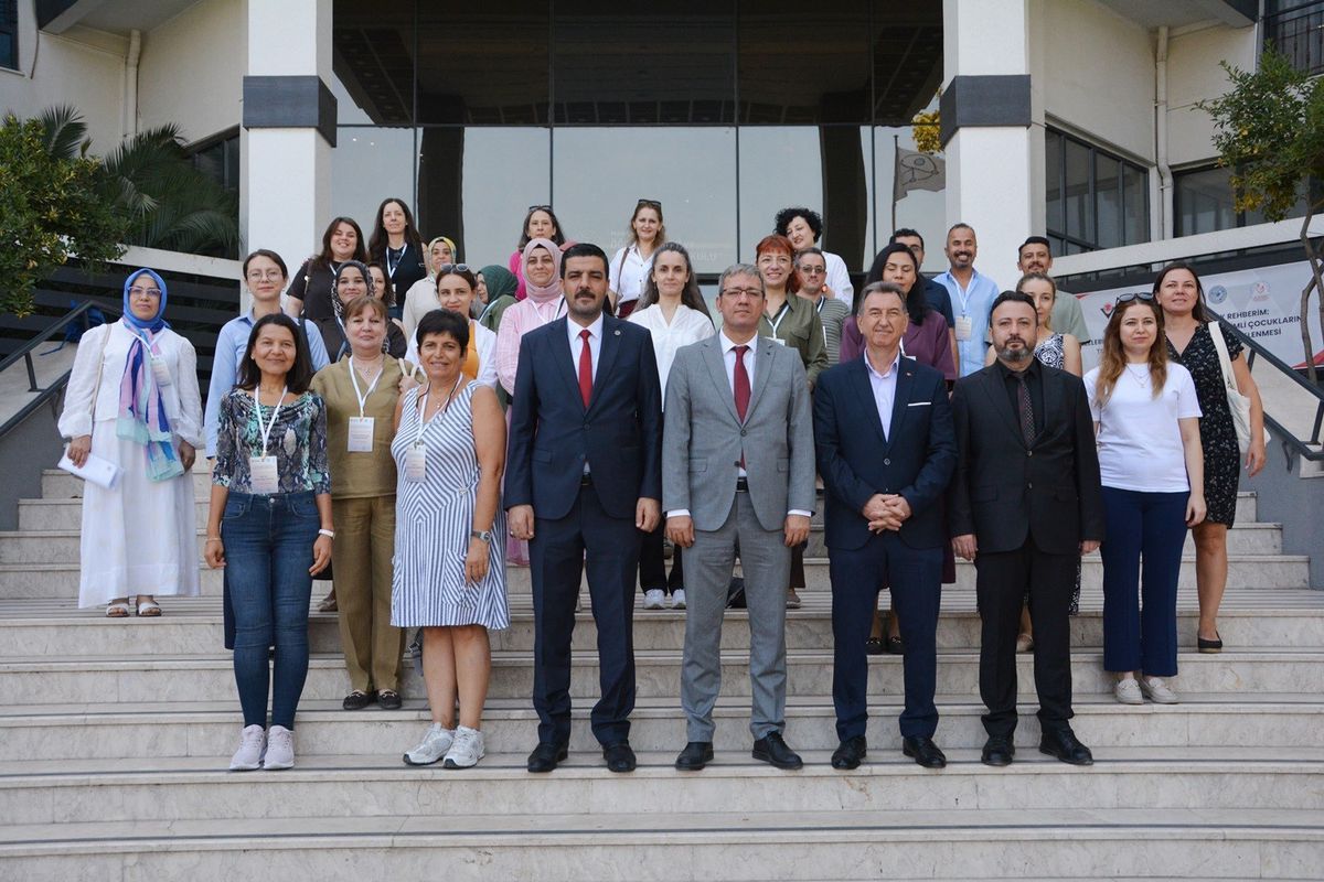 TÜBİTAK 4008 Projesi Manisa'da Başladı: Özel İhtiyaçlı Çocukların Ailelerine 'İlk Rehber' Eğitimi