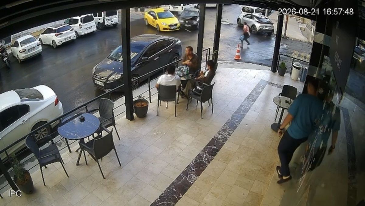 Mardin'de kaza: Otomobil kafeye daldı