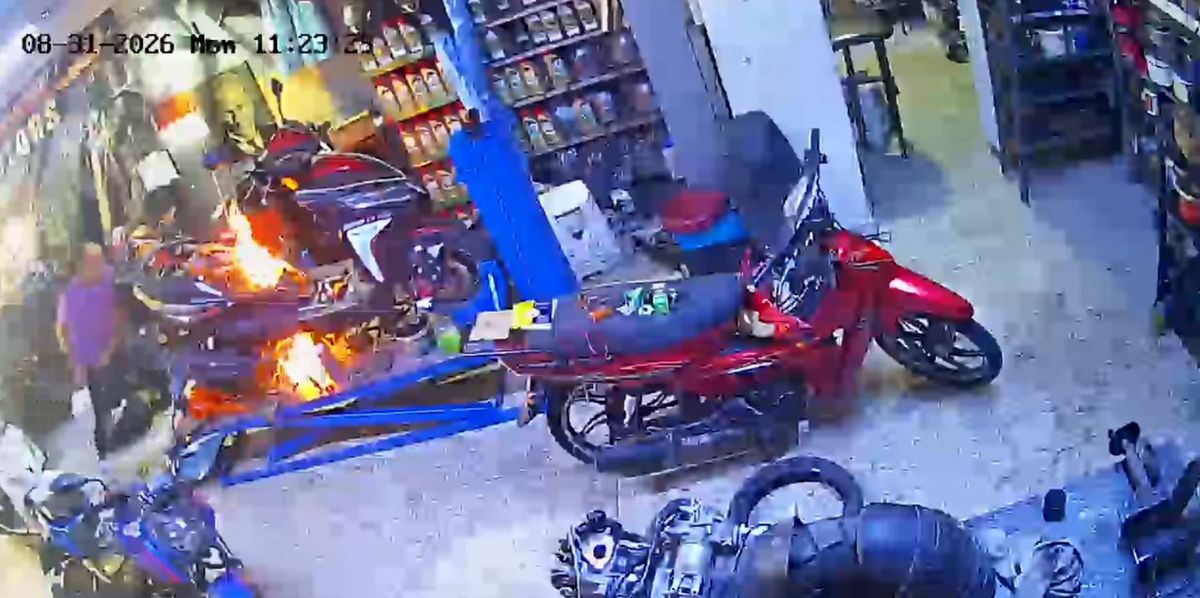 Tamirhanede alev alan motosiklete müşteri üfleyerek müdahale etti