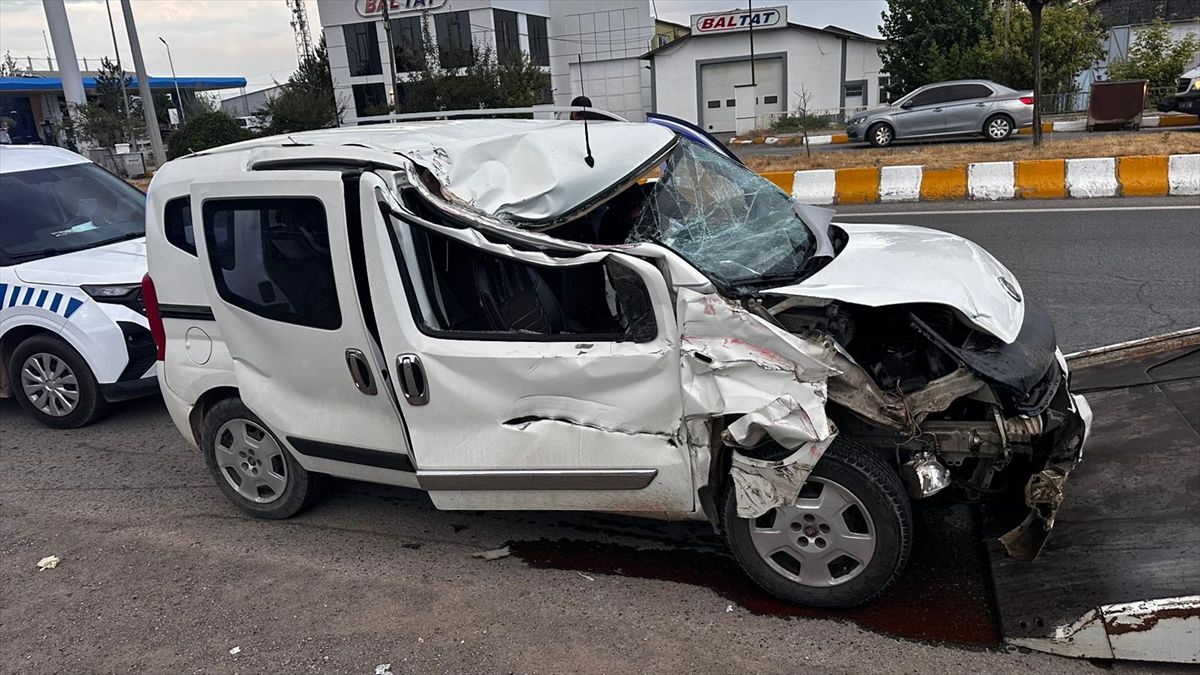 Muş'ta tıra çarpan hafif ticari araçtaki 3 kişi yaralandı