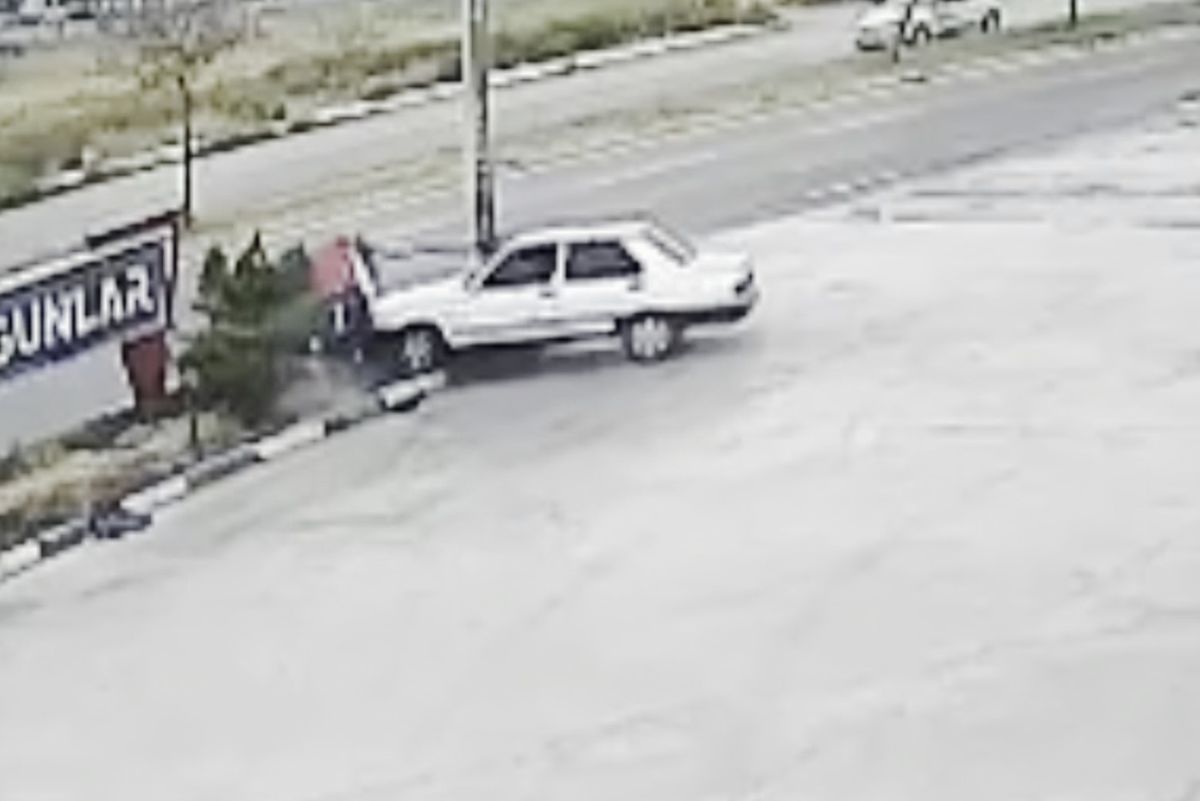 Aksaray'da Kontrolden Çıkan Otomobil Aydınlatma Direğine Çarptı