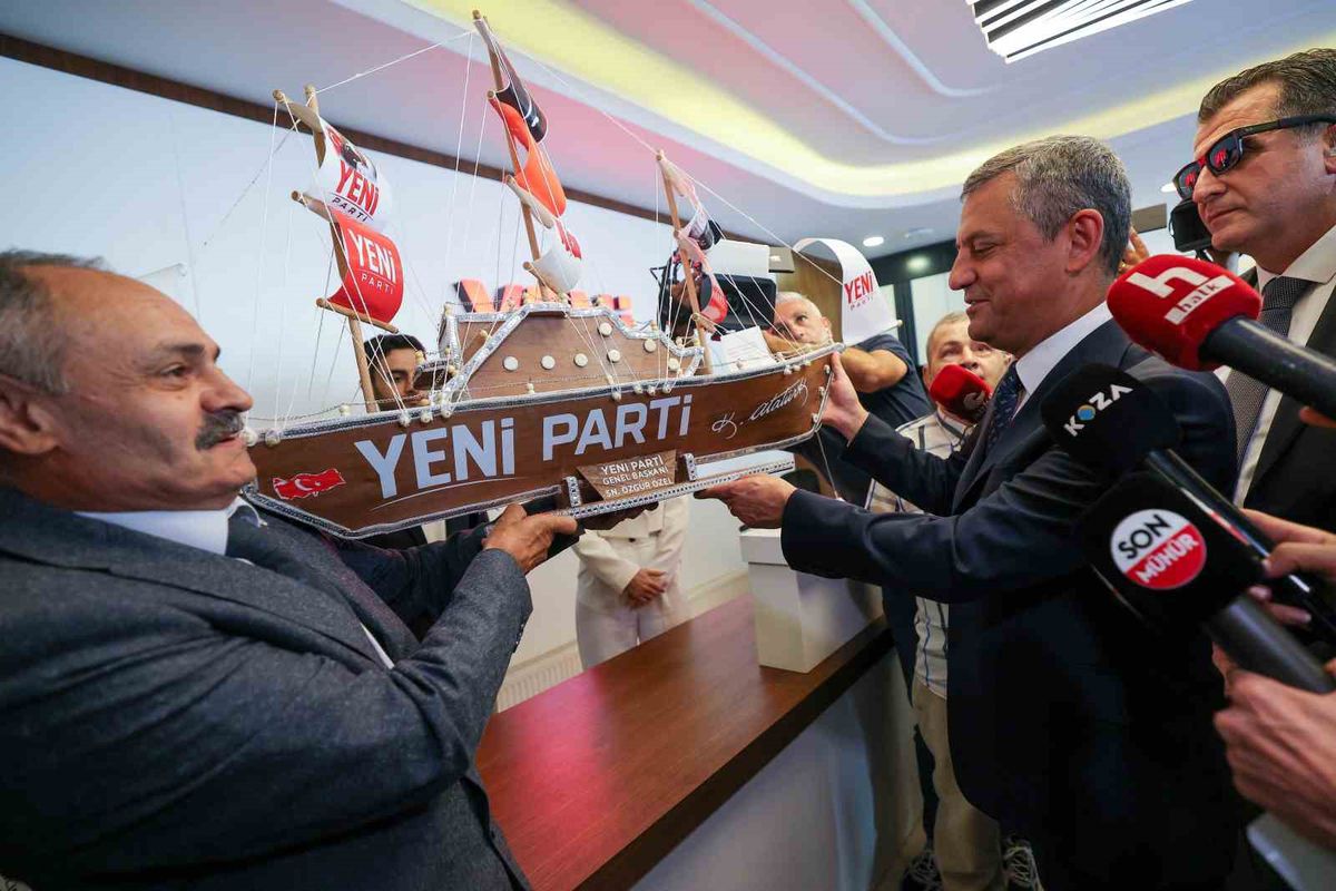 Özgür Özel'den YENİ Parti'de Fidan Dikme Töreni
