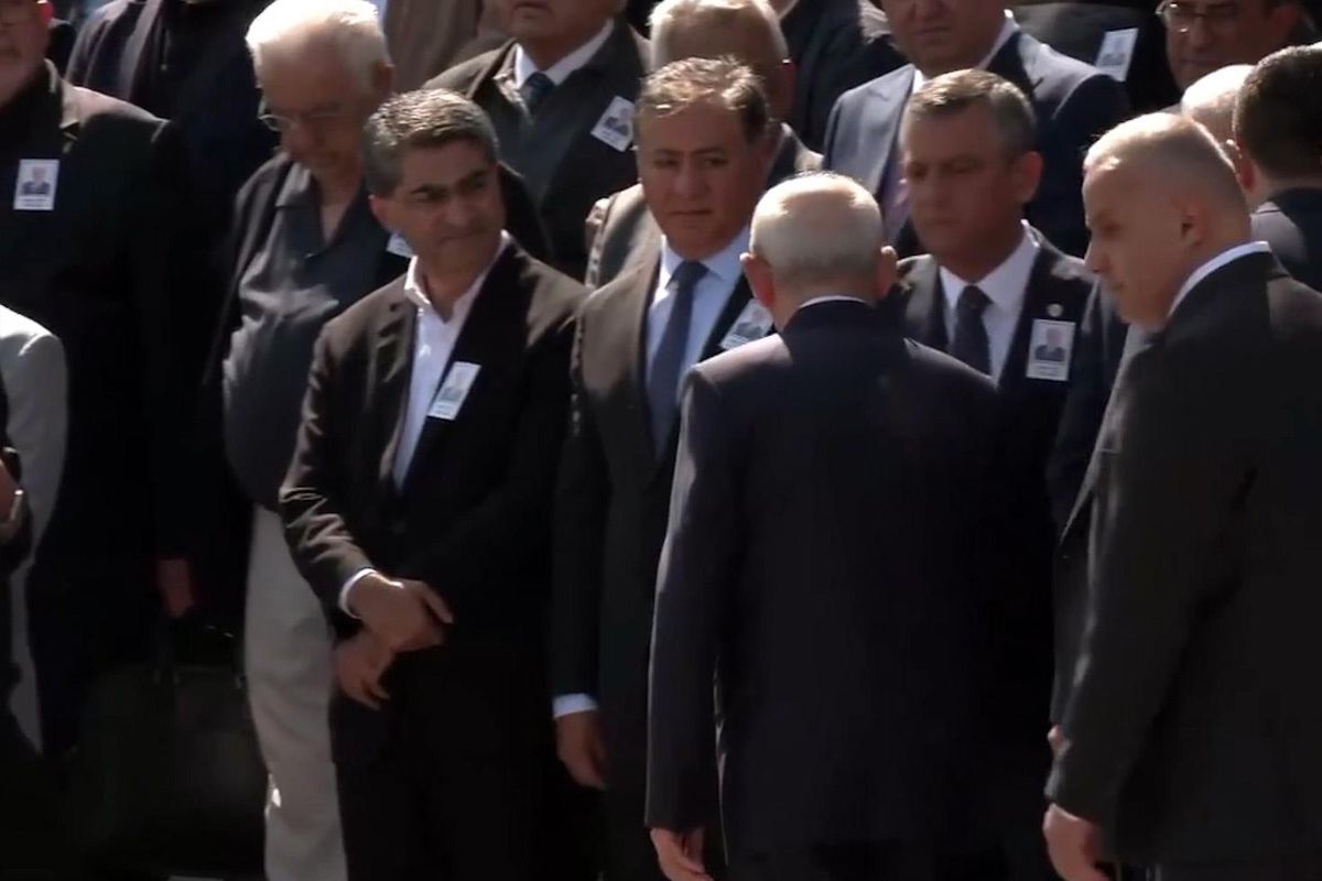 Özgür Özel’in yüz ifadesi bomba: Kılıçdaroğlu ile böyle tokalaştı