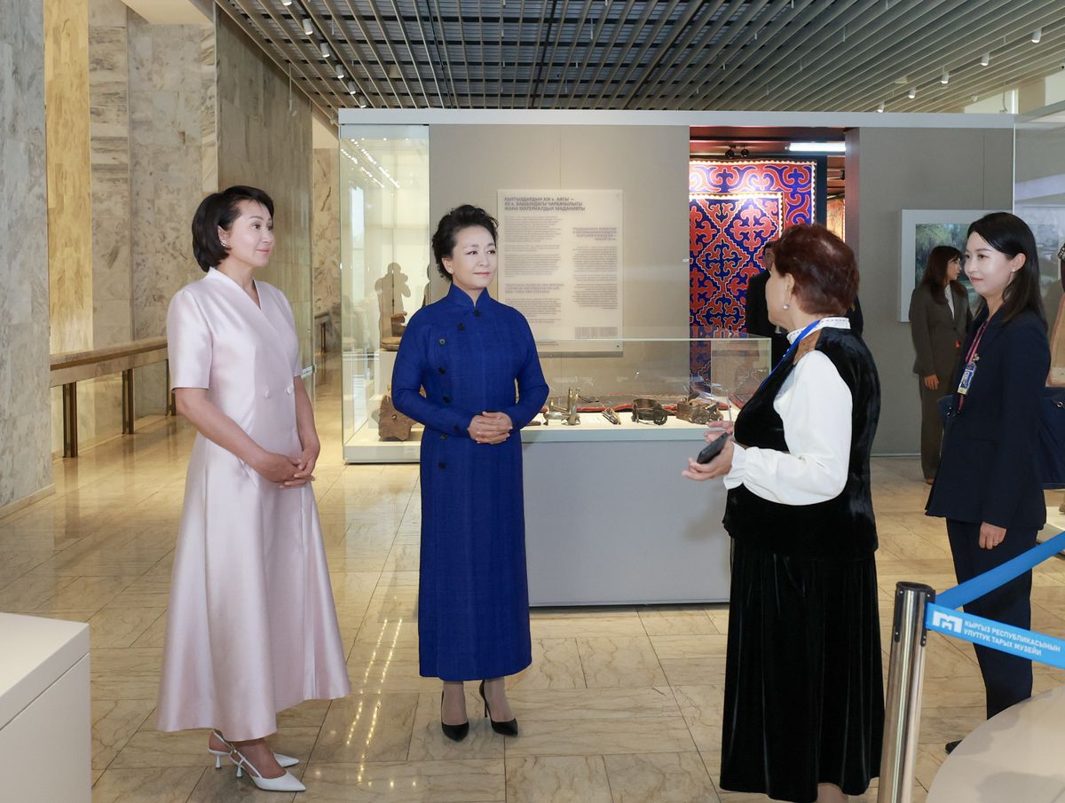 Peng Liyuan, Kırgızistan Ulusal Tarih Müzesi'ni ziyaret etti