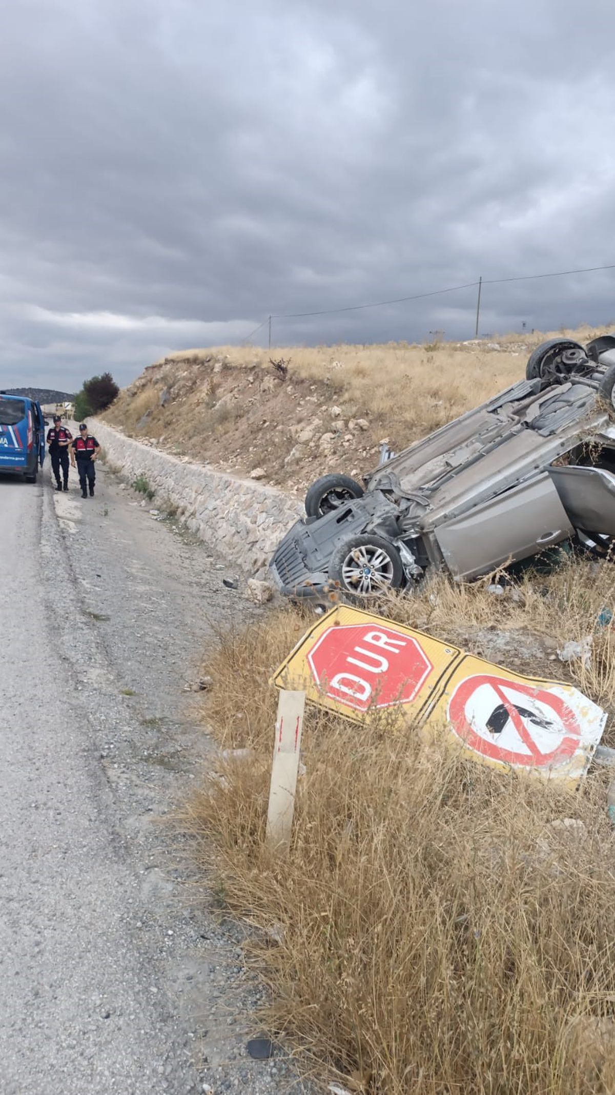 Afyonkarahisar'da Otomobil Refüje Devrildi: 2 Yaralı