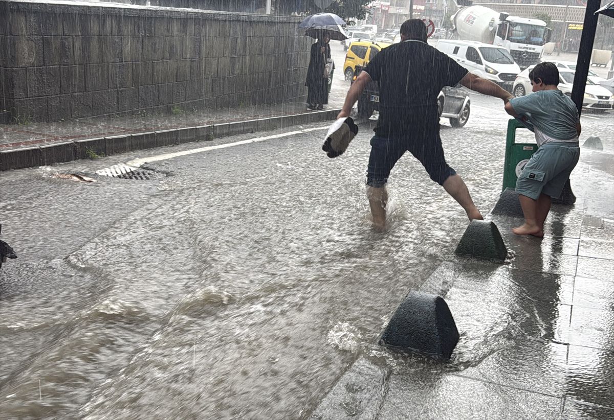 Rize'de Sağanak Ulaşımı Olumsuz Etkiledi