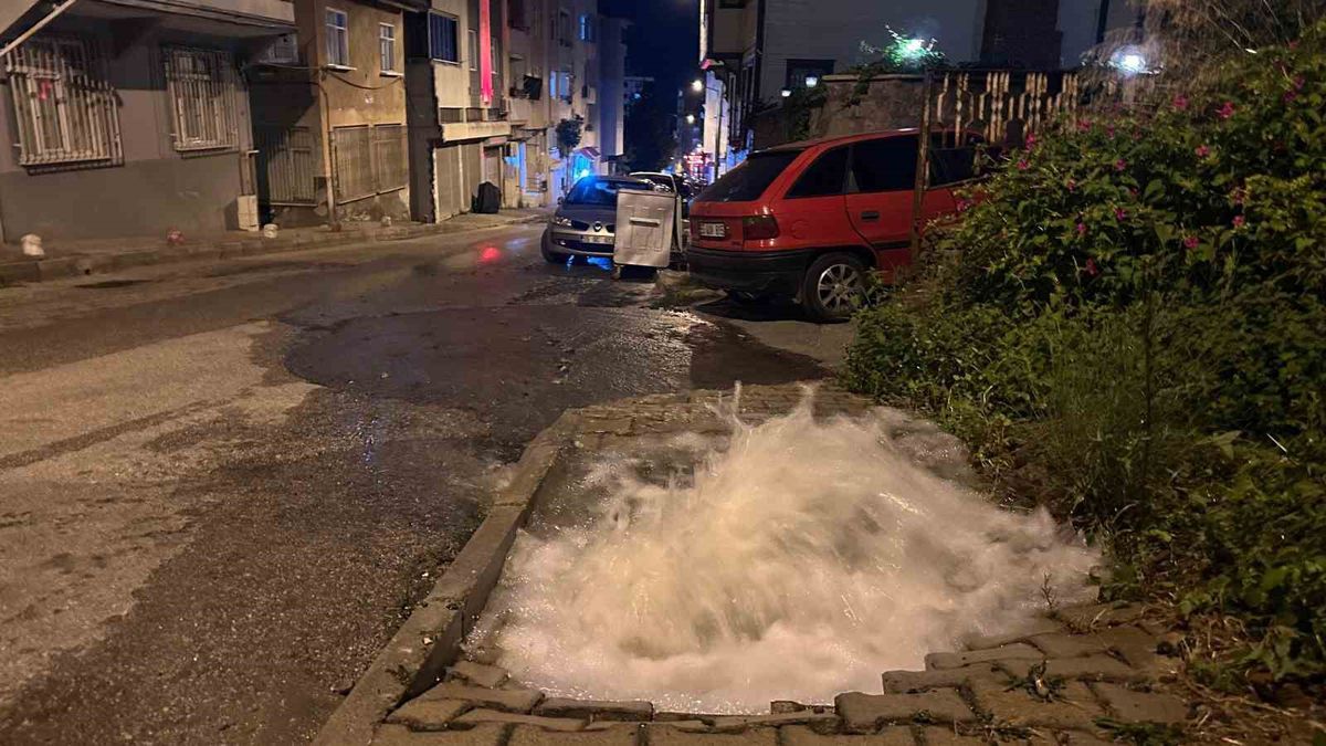 Samsun'da su borusu arızası yolu göle çevirdi