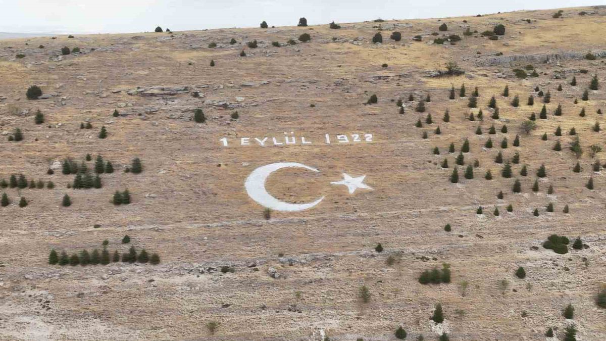 Seyitgazi Avdar bayırındaki dev ay yıldız için bakım ve boyama çalışması