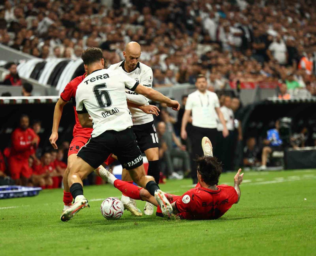 Beşiktaş Çorum'u 2-0 İle Geçti: İlk Yarı Özeti