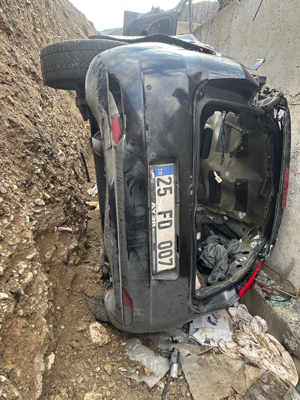 Tortum'da Otomobil Uçuruma Uçtu: 3 Kişi Hayatını Kaybetti