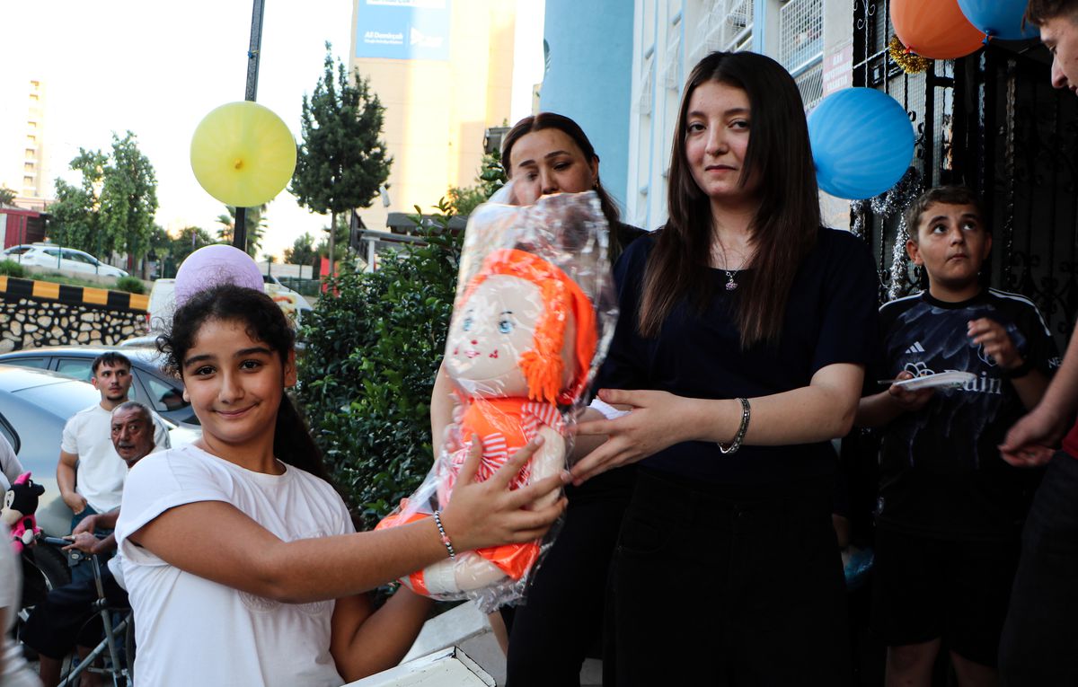 12. Kattan Düşen Ecrin Hayalini Gerçekleştirdi: Düştüğü Yerde İhtiyaç Sahibi Çocuklarla Pasta Kesti