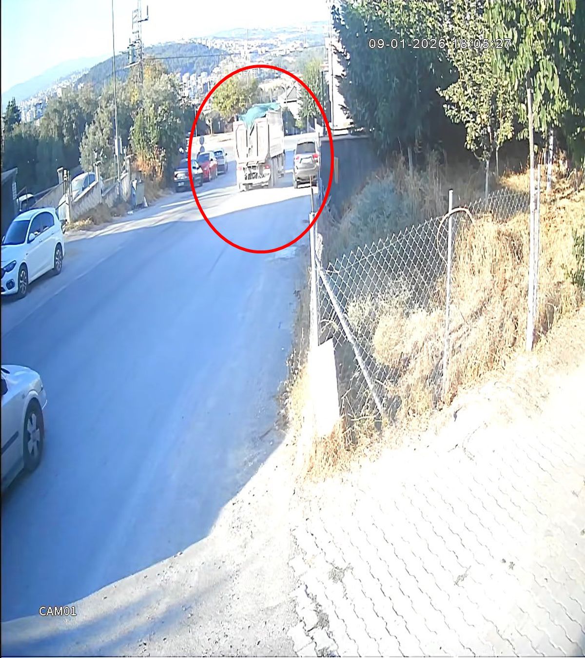 Bursa'da Hafriyat Kamyonu Kontrolden Çıktı: 2 Otomobile Çarpıp Bahçeye Düştü