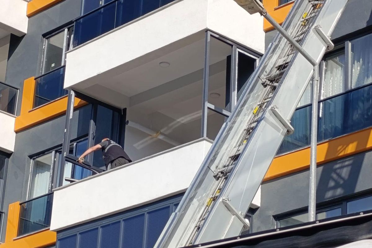 Minik çocuk balkondan dışarı bakarken beton zemine çakıldı