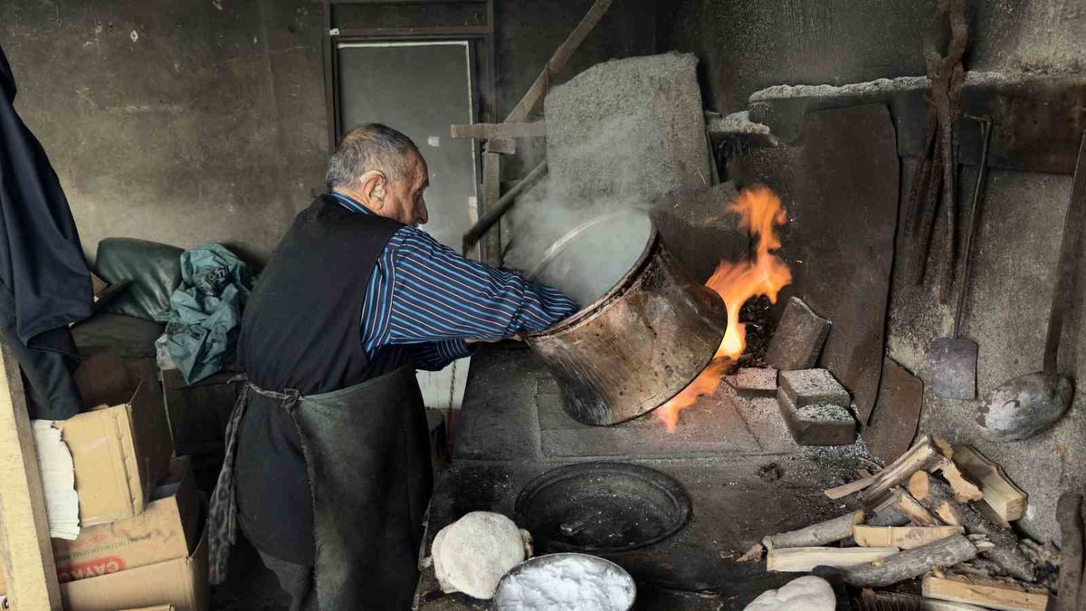80 yaşındaki usta, 70 yıldır kalaycılık mesleğini yaşatıyor