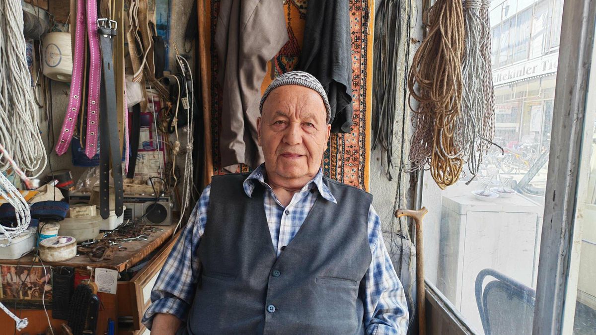 92 Yaşındaki Mehmet Ali Usta, 70 Yıldır Semercilik Mesleğini Yaşatıyor