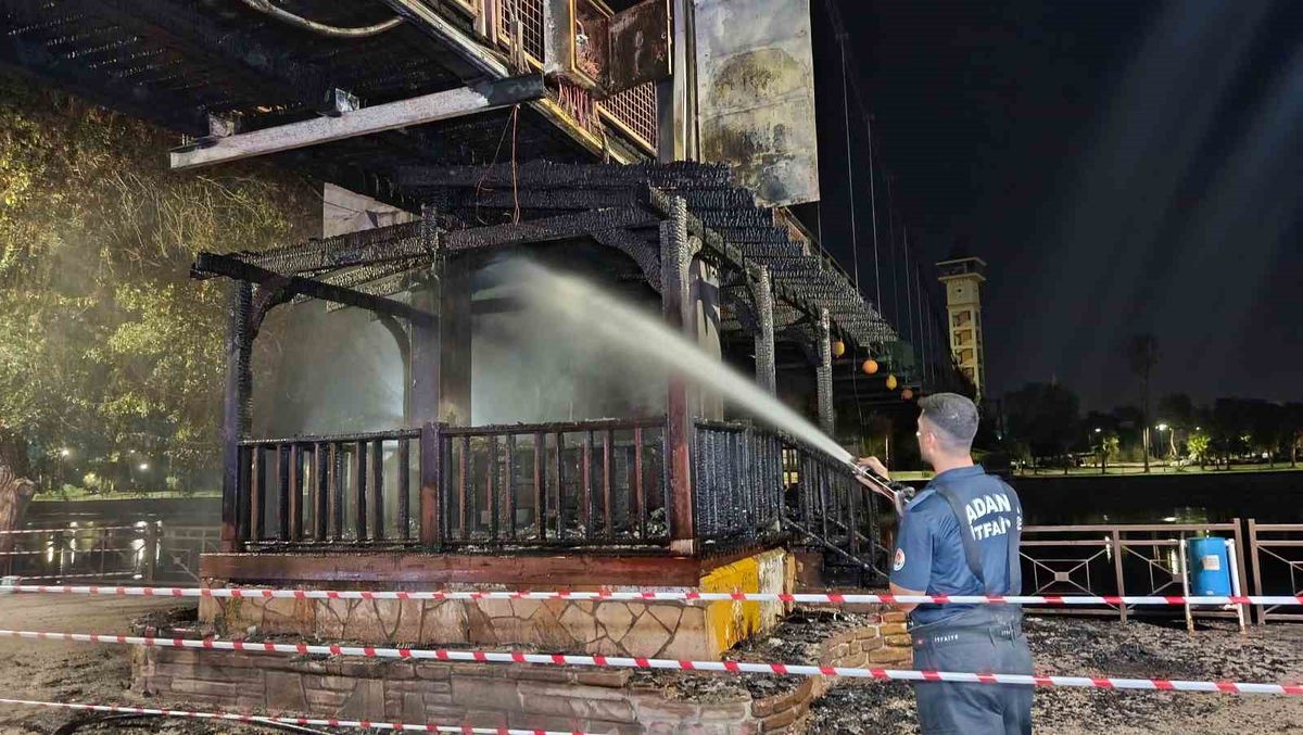 Adana'da Asma Köprüde Yangın Panik Yarattı