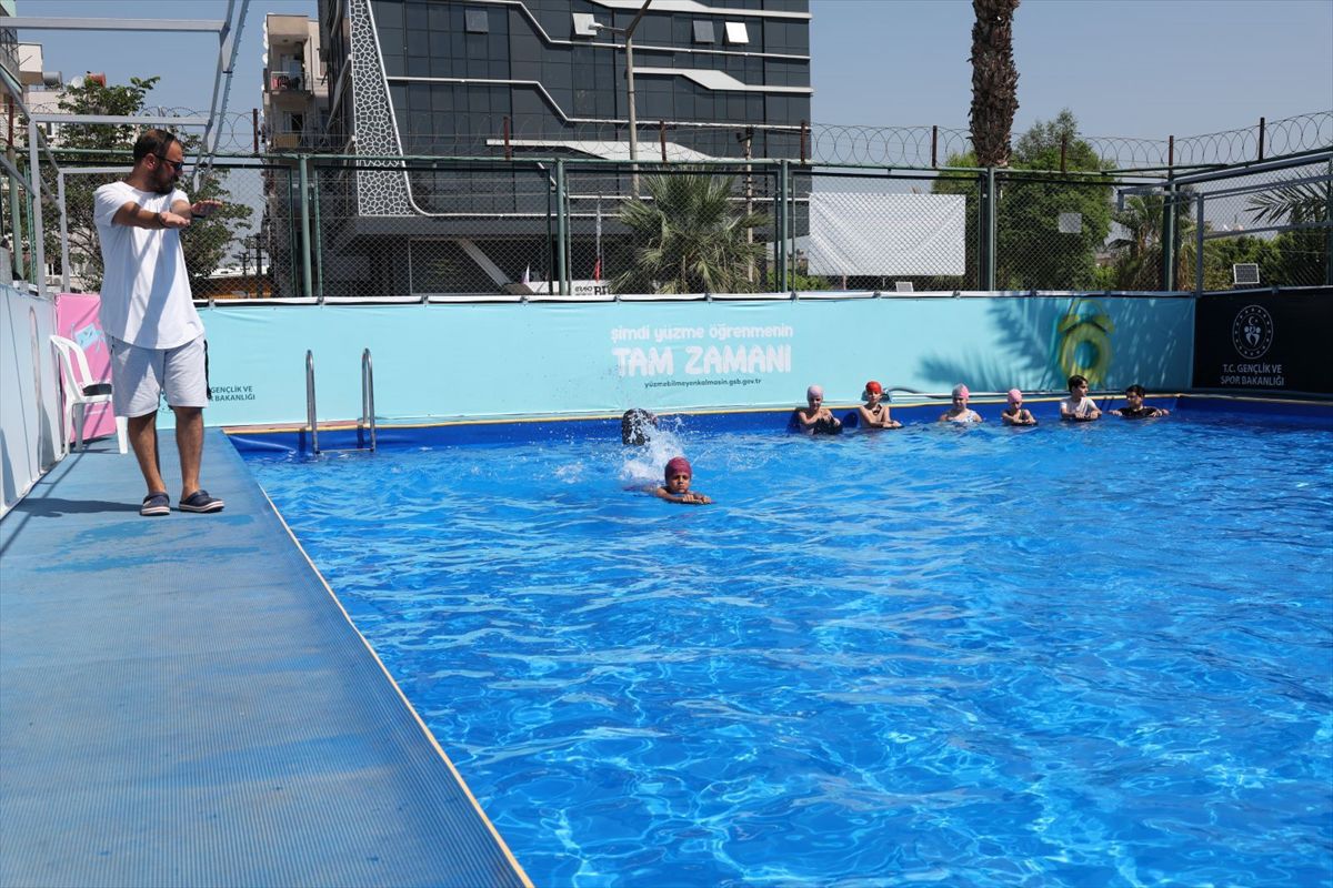 Mersin'de 450 Çocuğa Yüzme Eğitimi