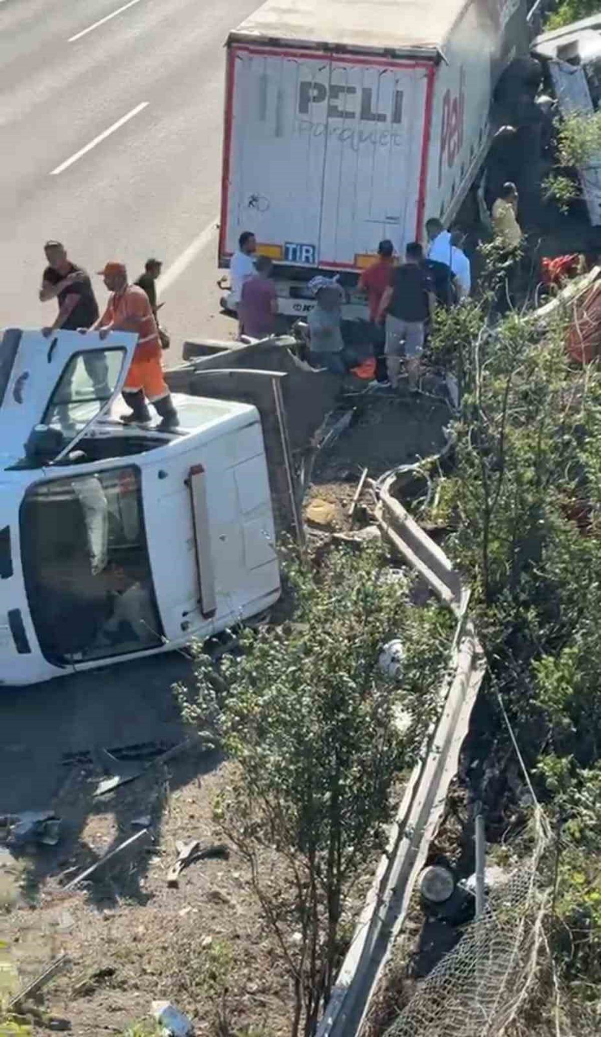 Otoyolda çekici ot biçme aracına çarptı: 3 yaralı
