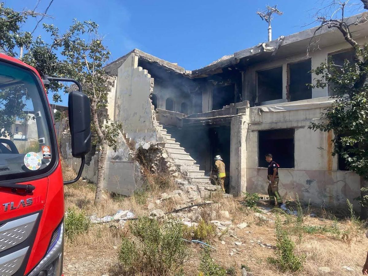 Antakya'da Metruk Binada Yangın