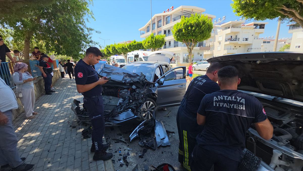 Manavgat'ta kamyonet ile otomobil çarpıştı: 3 yaralı