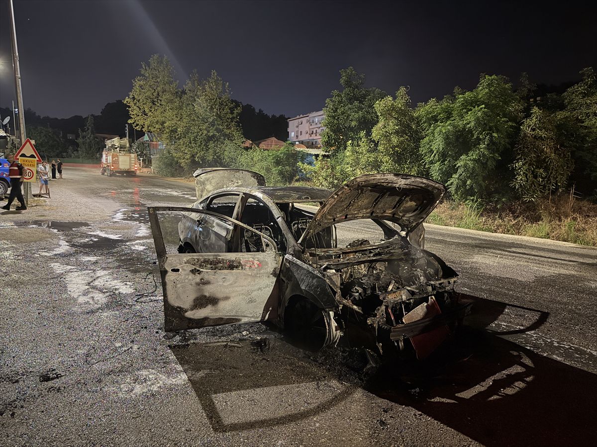 Alanya'da Seyir Halindeki Otomobilde Yangın