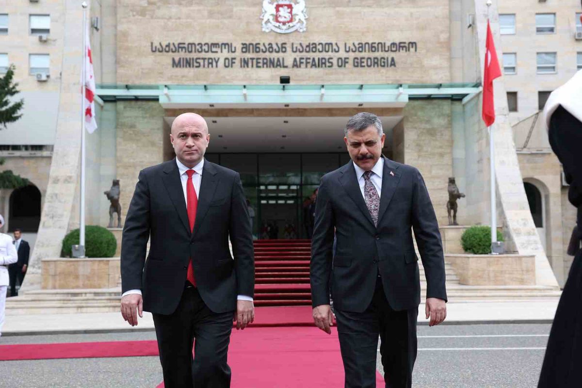 Bakan Çiftçi Gürcistan'da Anıta Çelenk Bıraktı