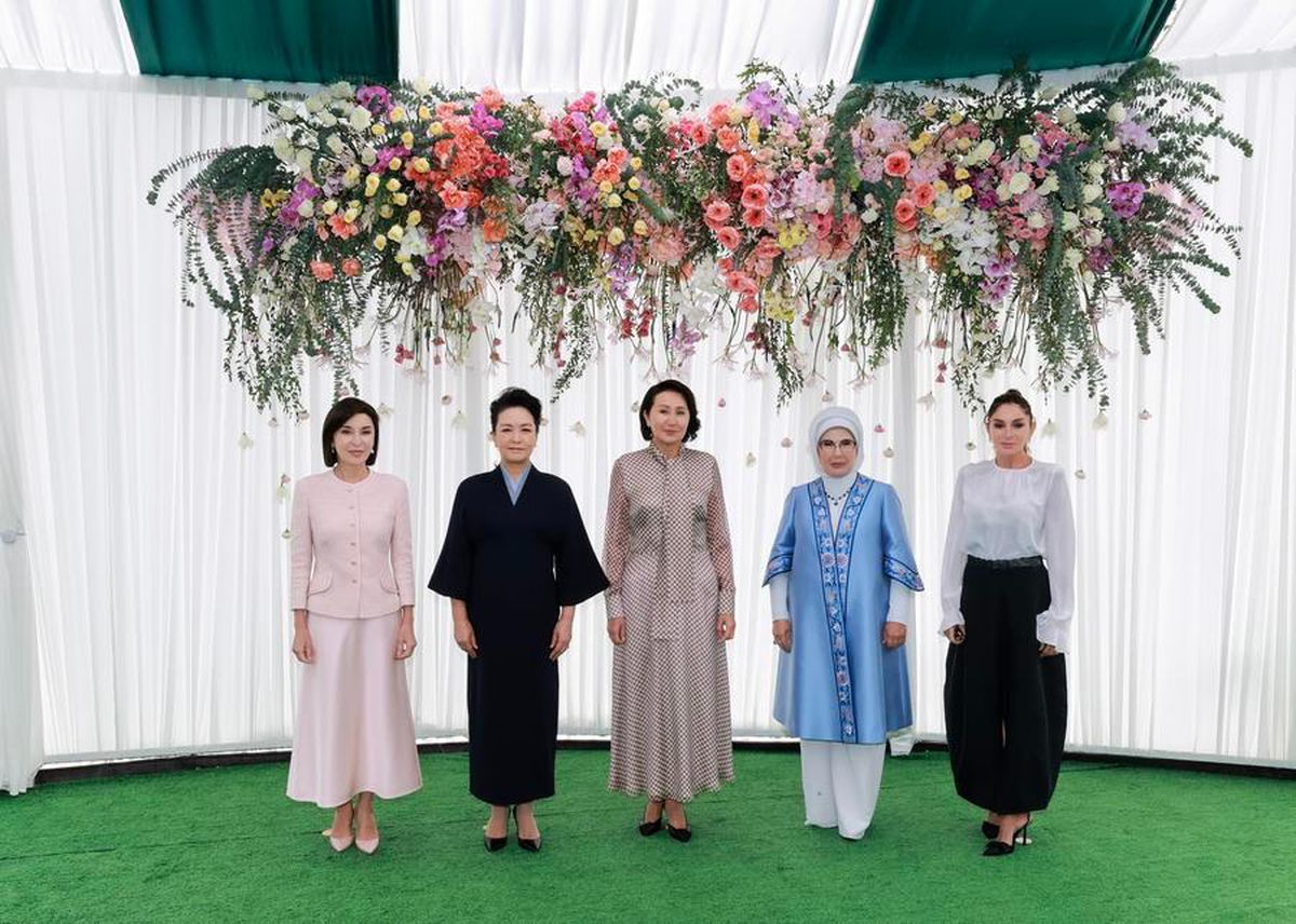 Çin Cumhurbaşkanı Xi'nin eşi Peng Liyuan, 2026 Shanghai İşbirliği Örgütü Zirvesi'nde lider eşleri için düz...