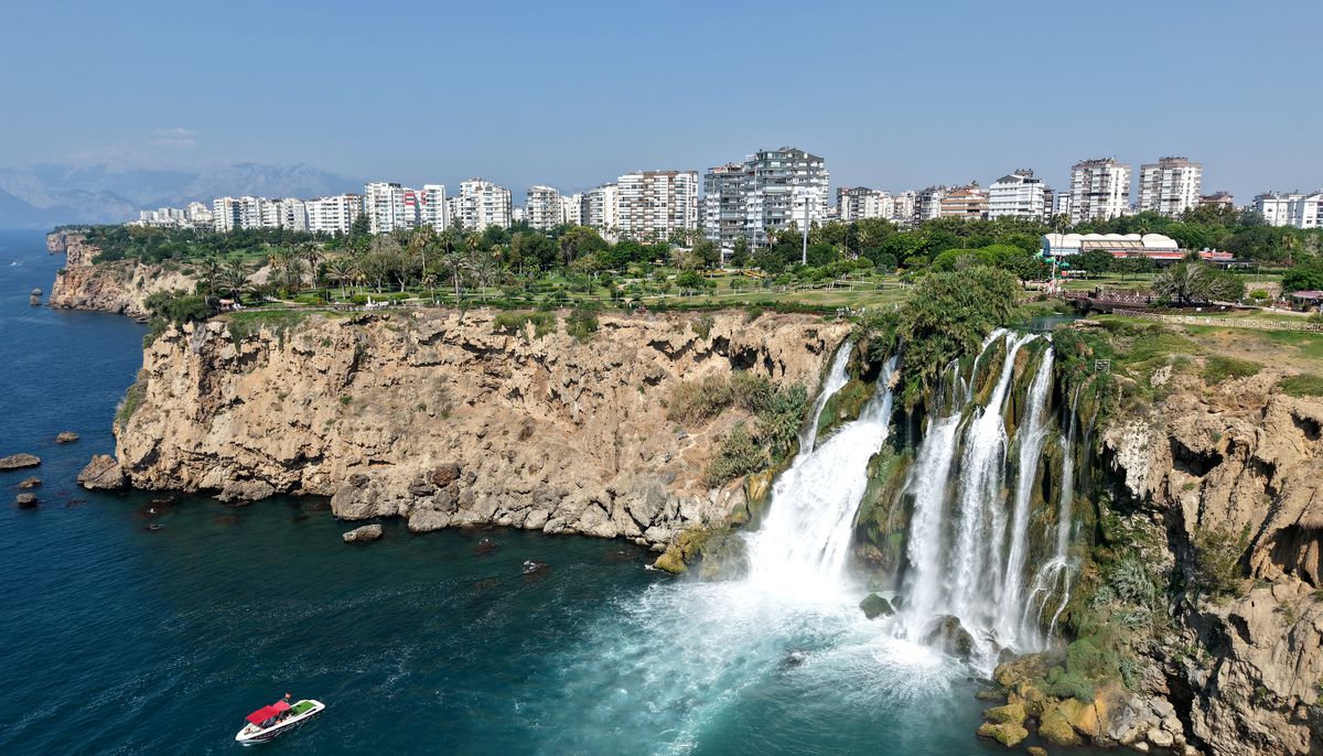 Düden Şelalesi Turistlerin Gözdesi