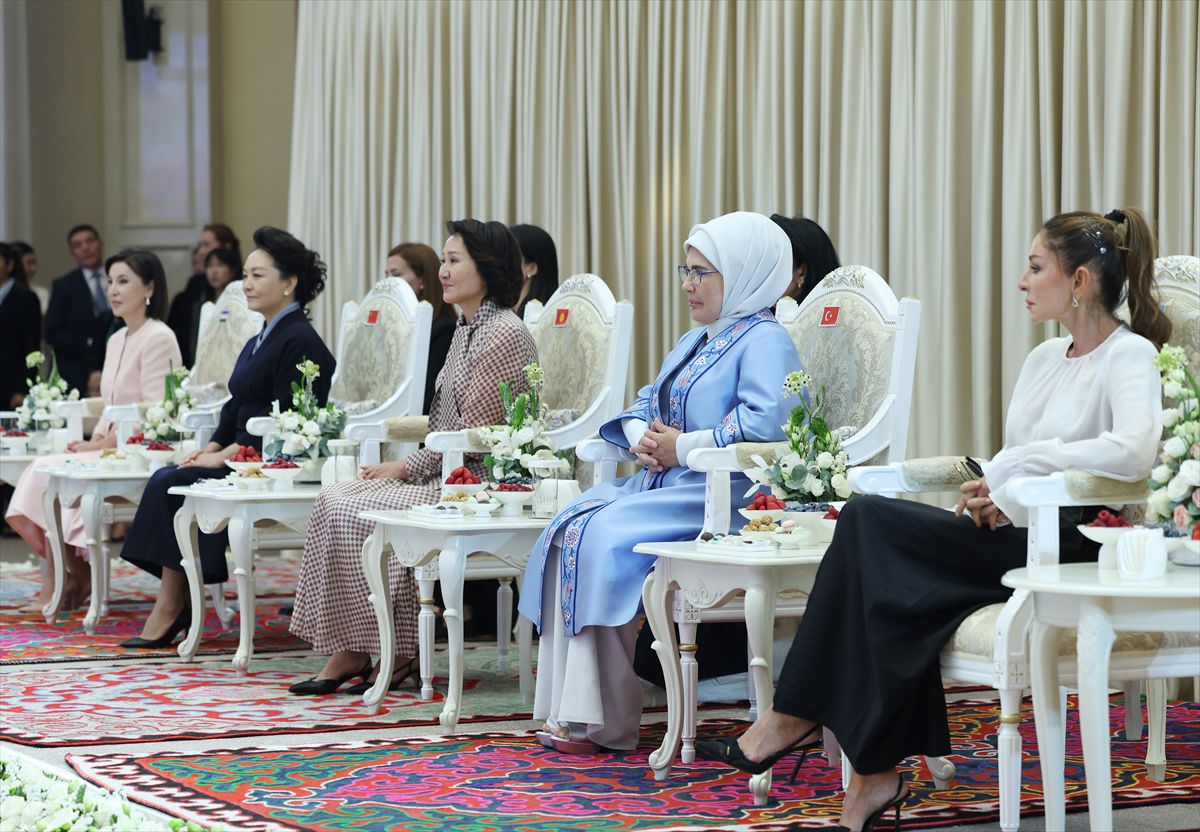 Emine Erdoğan Bişkek'te lider eşleriyle buluştu