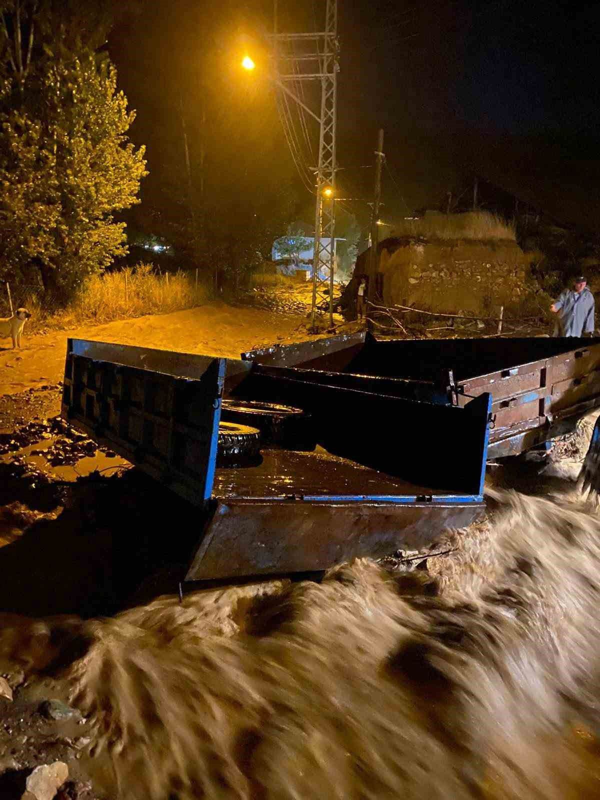Erzincan'ın Çayırlı İlçesinde Şiddetli Sağanak Taşkına Yol Açtı