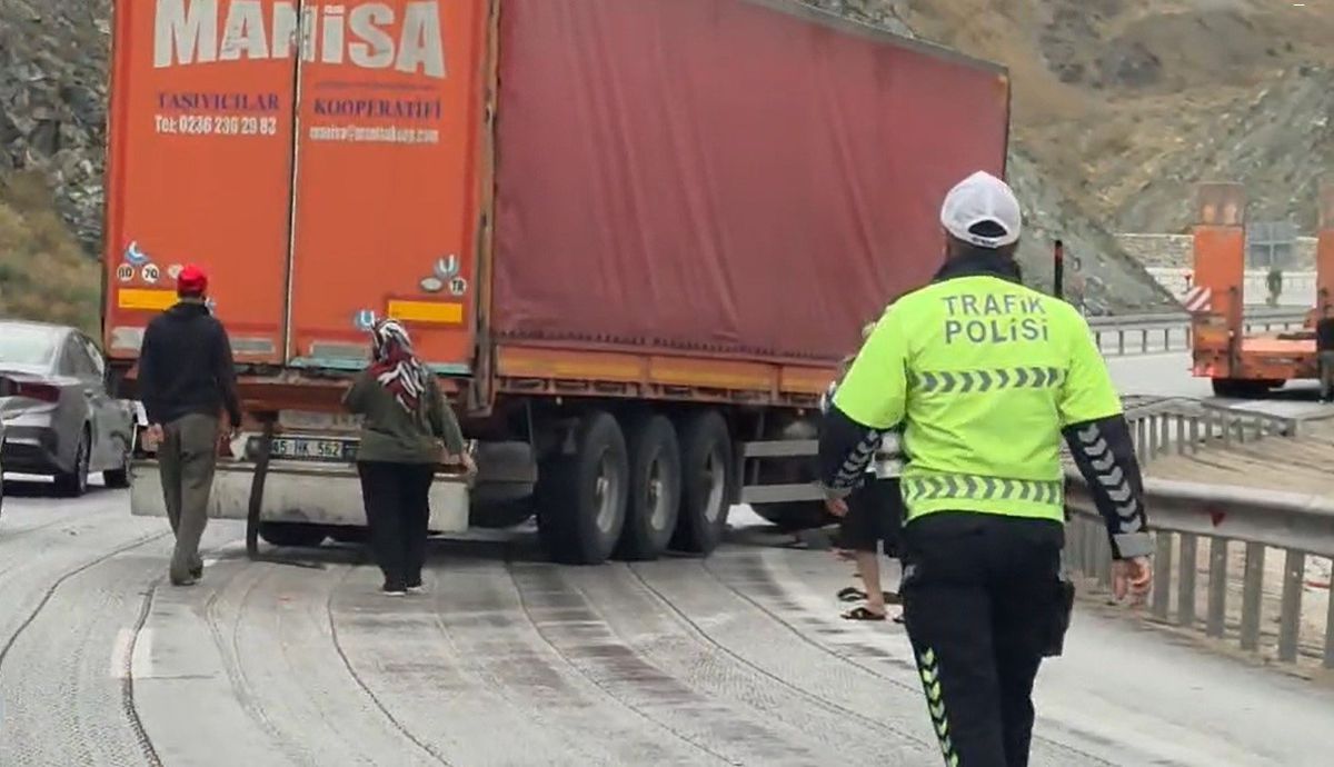 Erzincan-Sivas kara yolunda tır bariyerlere çarptı