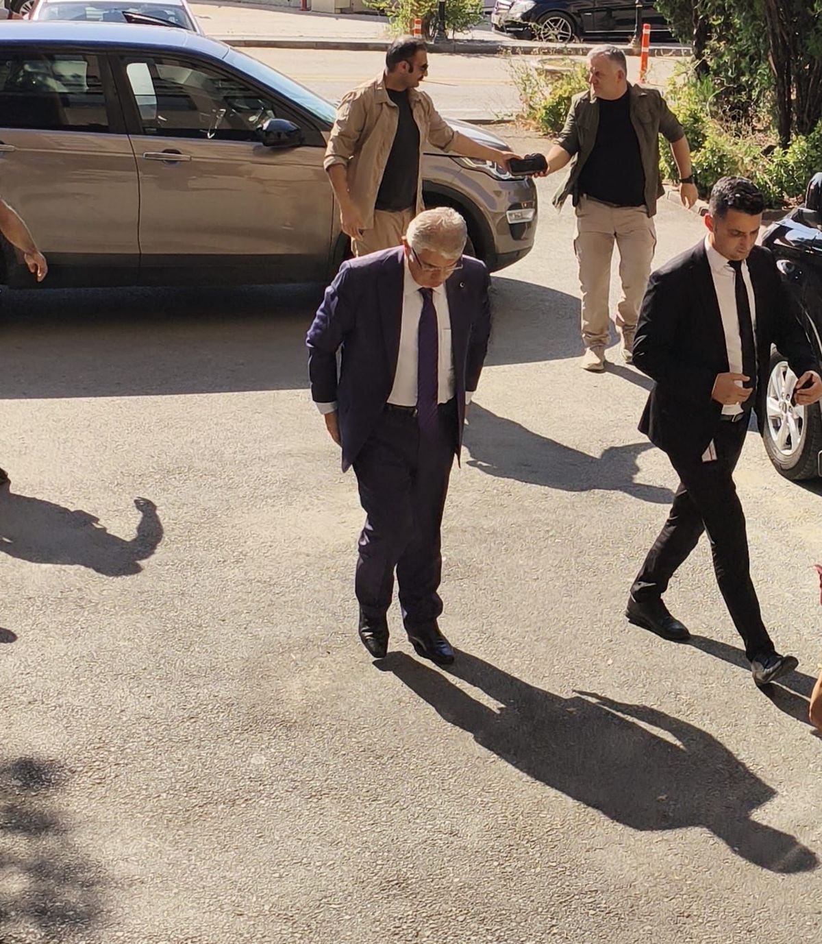 Eski Bakan Şahin'e yurt dışı çıkış yasağı