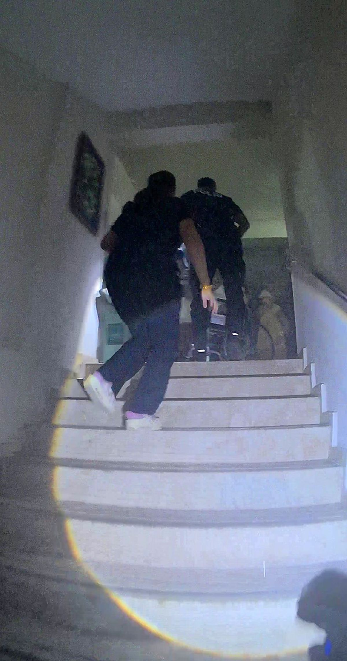 Polis alevlerin arasından yaşlıları sırtında taşıdı