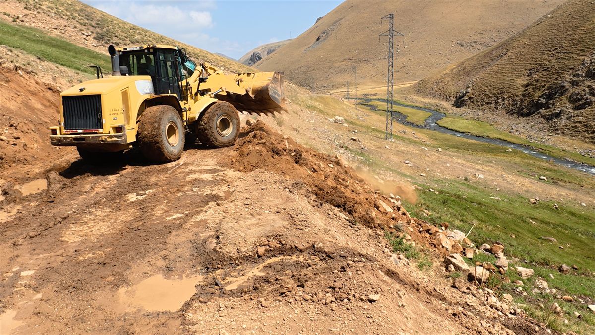 Tuzluca'da Sel ve Heyelan Sonrası 14 Köy Yolu Ulaşıma Açıldı